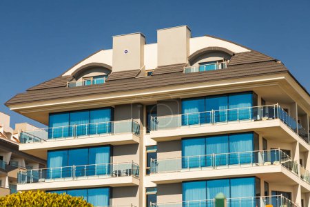 Téléchargez les photos : Close-up of a multi-apartment panel house with blue windows - en image libre de droit