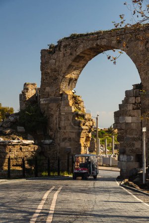 Foto de Side, Turquía - 27 de enero de 2023: Antigua puerta arqueada. Arquitectura monumental de la época del Imperio Romano. - Imagen libre de derechos