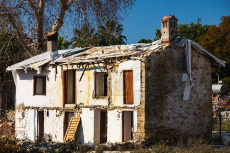 Foto de Vieja casa en ruinas inhabitable sin ventanas y puertas - Imagen libre de derechos