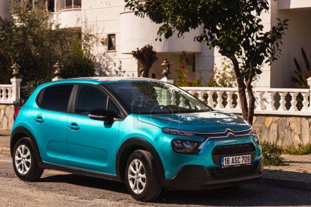 Téléchargez les photos : Côté, Turquie -27 janvier 2023 : Citroën 3 bleu se gare dans la rue par une chaude journée d'automne - en image libre de droit