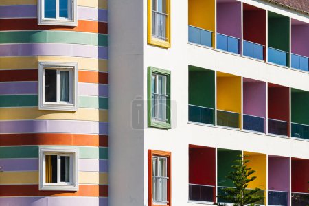 Téléchargez les photos : Close-up of a multi-colored apartment building with glass balconies - en image libre de droit