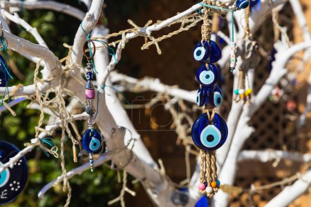 Foto de Decoraciones de la calle en forma de un árbol decorado con un gran número de piedras de nazar azul del mal de ojo contra el cielo azul - Imagen libre de derechos