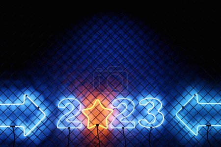 Téléchargez les photos : 3d illustration  neon happy new year 2023 background template. Holiday volumetric  number 2023. Festive poster or banner design. Modern happy new year background - en image libre de droit