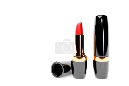 Téléchargez les photos : Lipstick mockup on white isolated  background. Premium beauty makeup presentation. 3D illustration - en image libre de droit
