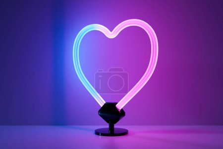Téléchargez les photos : Illustration 3D signe de coeur néon réaliste pour la décoration et la couverture sur fond mural. - en image libre de droit