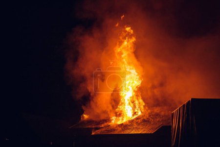 Foto de Casa en llamas por la noche. Temas de incendio provocado e incendios, desastres y eventos extremos. - Imagen libre de derechos
