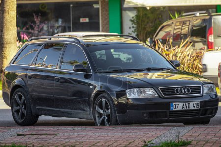 Téléchargez les photos : Côté ; Turquie 05 Février 2023 : Audi A4 noir est garé dans la rue par une journée chaude sur fond de parc - en image libre de droit