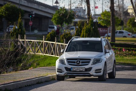 Side, Türkei -05. Februar 2023: Weiße Mercedes-Benz GLK-Klasse parkt an einem warmen Sommertag auf der Straße vor der Kulisse eines Parks  