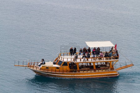 Foto de Manavgat, Turquía - 05 de febrero de 2023: barco para viajes turísticos amarrado en el canal de agua. Pequeño yate están atados al río en una pequeña ciudad turística. - Imagen libre de derechos