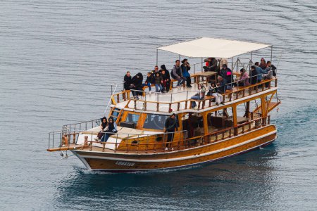 Téléchargez les photos : Manavgat, Turquie - 05 Février 2023 : bateau pour les voyages touristiques sont amarrés au canal de l'eau. Petit yacht sont liés à la rivière dans une petite ville touristique. - en image libre de droit