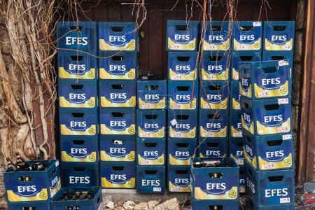 Téléchargez les photos : Côté, Turquie - 05 février 2023 : gros plan des bouteilles en verre vides d'Efes dans des caisses de marque prêtes à être recyclées - en image libre de droit