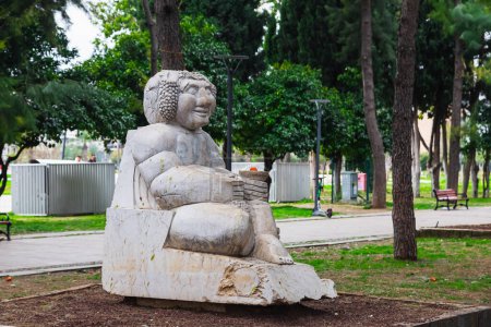 Téléchargez les photos : Antalia ; Turquie 03 Février 2022 : sculpture moderne de formes géométriques simples dans le parc - en image libre de droit
