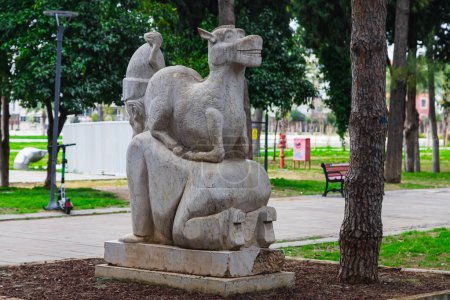 Téléchargez les photos : Antalia ; Turquie 03 Février 2022 : âne sculpture moderne de formes géométriques simples dans le parc - en image libre de droit