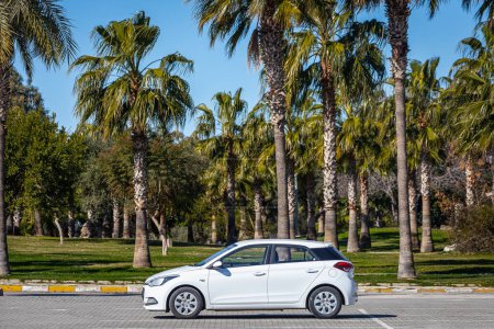 Téléchargez les photos : Côté, Turquie 09 février 2023 : parking Hyundai Elantra blanc dans la ville - en image libre de droit