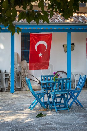Foto de Side, Turquía 09 de febrero de 2023: Fotografía atmosférica de verano. Mesas de madera decoradas con servilletas azules. Café de calle abierta en un estilo marino - Imagen libre de derechos
