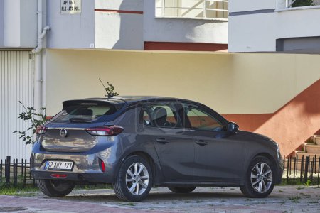 Foto de Side, Turquía - 11 de febrero de 2023: gris Opel Corsa está estacionado en la calle en un día cálido - Imagen libre de derechos