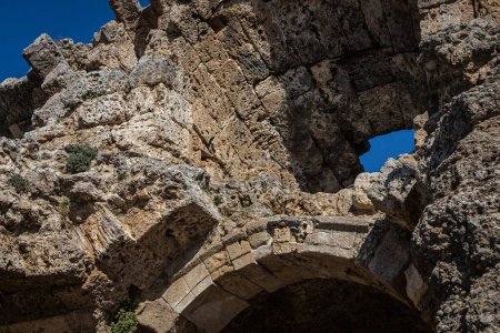 Téléchargez les photos : Ruines romaines à la ville gréco-romaine dans la province d'Antalya en Turquie. Ancienne ville de Pamphylie. - en image libre de droit