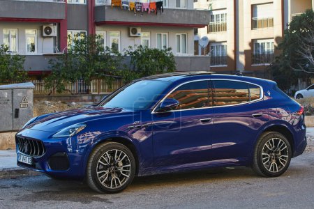 Foto de Lado; Turquía febrero 11 2023: azul Maserati Levante está aparcando en la calle en un día de verano - Imagen libre de derechos