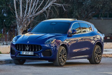 Téléchargez les photos : Côté ; Turquie 11 Février 2023 : Maserati Levante bleu se gare dans la rue un jour d'été - en image libre de droit