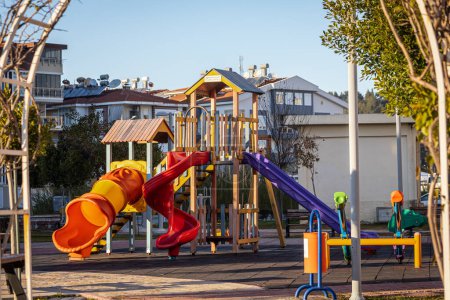 Téléchargez les photos : Côté, Turquie 13 Février 2023 : Aire de jeux vide pour les enfants pour les loisirs et les loisirs avec un jouet dans le parc comme un enfant . - en image libre de droit