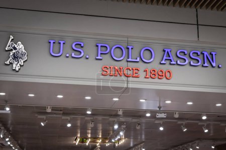 Foto de Antalya, Turquía - 18 de febrero de 2023: Letrero de la tienda Polo Assn de Estados Unidos. Boutique US Polo Assn en el centro comercial - Imagen libre de derechos