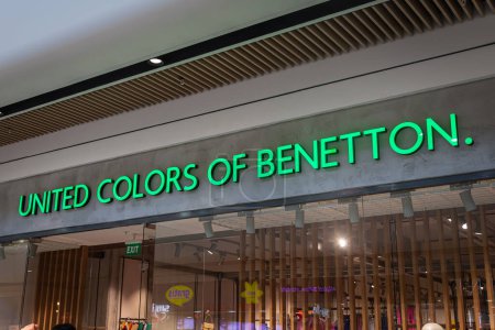 Foto de Antalya, Turquía 18 de febrero de 2023: Letrero de la tienda United Colors of Benetton. Boutique United Colors of Benetton en el centro comercial - Imagen libre de derechos