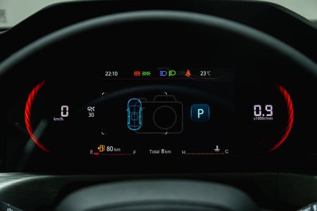 Foto de Panel de coche, velocímetro brillante digital, cuentakilómetros y otras herramientas - Imagen libre de derechos
