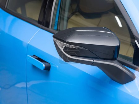 Téléchargez les photos : Miroir latéral d'une voiture bleue gros plan. Détail extérieur - en image libre de droit