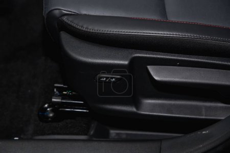 Téléchargez les photos : Gros plan des boutons de réglage du siège. intérieur de voiture moderne - en image libre de droit