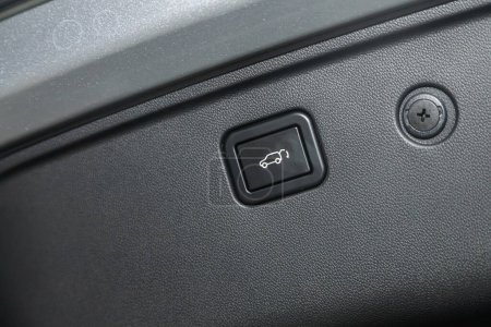 Téléchargez les photos : Perte de l'intérieur noir de la voiture : bouton de déverrouillage du coffre - en image libre de droit