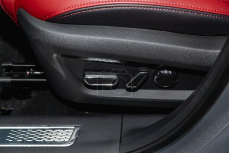 Téléchargez les photos : Gros plan des boutons de réglage du siège. intérieur de voiture moderne - en image libre de droit