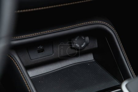 Téléchargez les photos : Gros plan d'une charge dans la voiture, connecteur USB. intérieur de voiture moderne - en image libre de droit