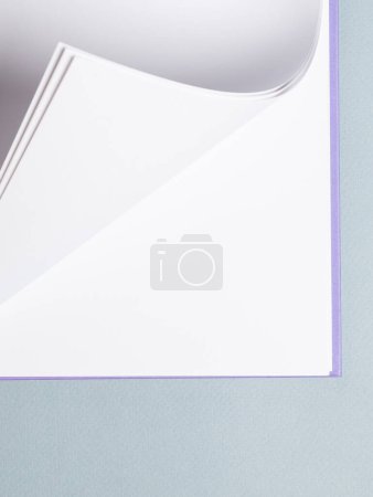 Téléchargez les photos : Papier blanc fond de feuille isolé sur bleu, gros plan - en image libre de droit