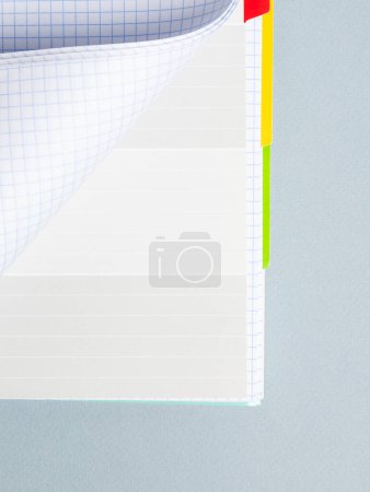 Foto de Abra el cuaderno o libro con páginas vacías sobre fondo azul, vista superior - Imagen libre de derechos
