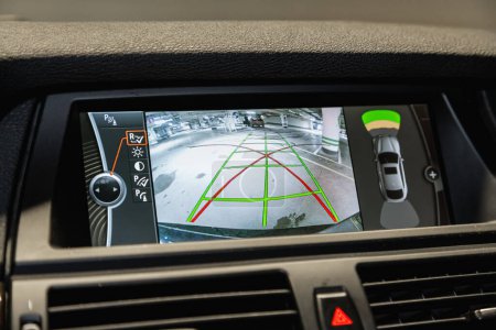 Foto de Novosibirsk, Rusia - 31 de marzo de 2022: BMW X6, cámara trasera con monitor, botones - detalles y controles de automóviles modernos. - Imagen libre de derechos