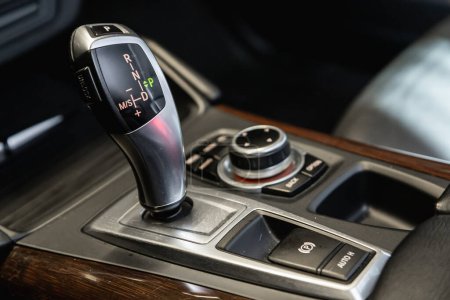 Téléchargez les photos : Novossibirsk, Russie - 31 mars 2022 : BMW X6, près de la poignée de la boîte de vitesses dans la voiture - en image libre de droit