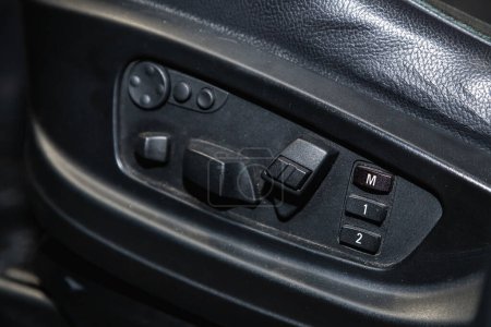 Foto de Novosibirsk, Rusia - 31 de marzo de 2022: BMW X6, primer plano de los botones de ajuste del asiento. interior del coche moderno - Imagen libre de derechos
