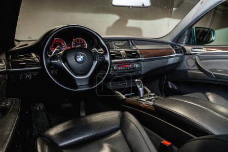 Téléchargez les photos : Novossibirsk, Russie - 31 mars 2022 : BMW X6, détails de la cabine intérieure du poste de pilotage, compteur de vitesse et tachymètre. Intérieur cuir noir. - en image libre de droit
