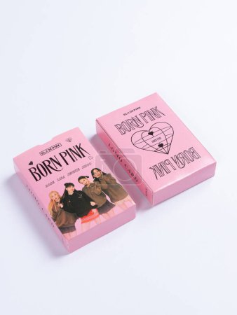 Foto de Novosibirsk, Rusia - 03 de abril de 2023: tarjetas de fotos de bandas populares surcoreanas Black Pink. mercancía kpop para los fans - Imagen libre de derechos
