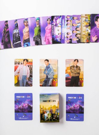 Foto de Novosibirsk, Rusia - 03 de abril de 2023: BTS merchandise; Korean k-pop boy band. tarjetas de fotos de la popular banda de chicos surcoreanos BTS. - Imagen libre de derechos