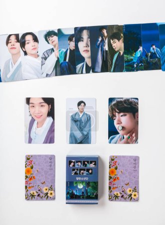 Foto de Novosibirsk, Rusia - 08 de abril de 2023: tarjetas de fotos de la popular boy band surcoreana BTS. mercancía kpop para los fans - Imagen libre de derechos