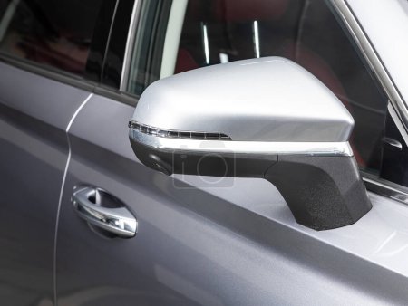 Téléchargez les photos : Miroir latéral d'une voiture argentée gros plan. Détail extérieur - en image libre de droit