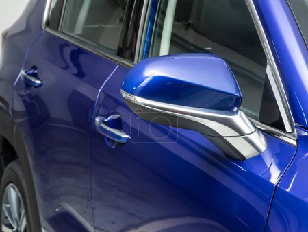 Foto de Espejo lateral de un primer plano de coche azul. Detalle exterior - Imagen libre de derechos