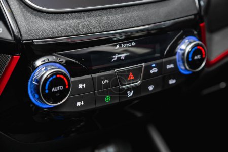 Téléchargez les photos : Intérieur moderne de voiture noire : vue de contrôle du climat avec bouton de climatisation, le tableau de bord avec des informations sur la température à l'intérieur d'une voiture - en image libre de droit