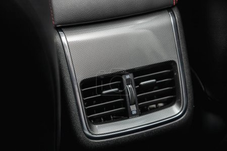 Téléchargez les photos : Fermer le système de ventilation de la voiture et la climatisation pour les sièges arrières- détails et contrôles de la voiture moderne - en image libre de droit