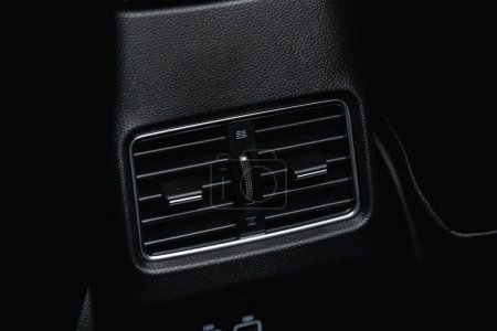 Téléchargez les photos : Fermer le système de ventilation de la voiture et la climatisation pour les sièges arrières- détails et contrôles de la voiture moderne - en image libre de droit