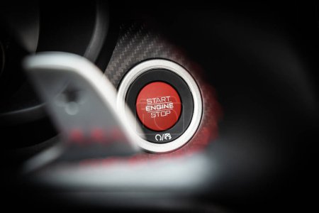 Foto de Motor de coche pulsar botón de arranque botón de encendido arranque remoto. Panel de control del coche - Imagen libre de derechos