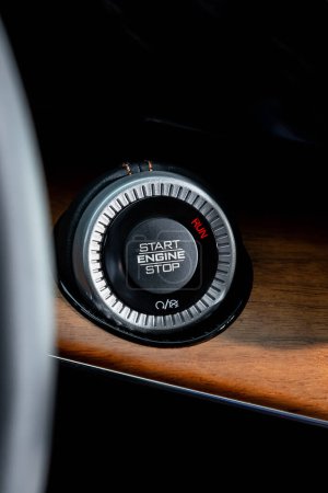 Foto de Motor de coche pulsar botón de arranque botón de encendido arranque remoto. Panel de control del coche - Imagen libre de derechos