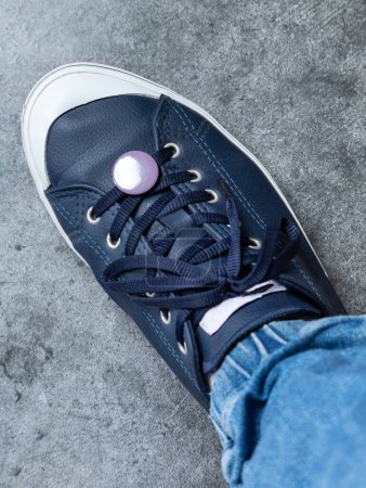 Téléchargez les photos : Bouton rond gris sur la sneaker. Icône de chaussure fermer. texture de fond - en image libre de droit