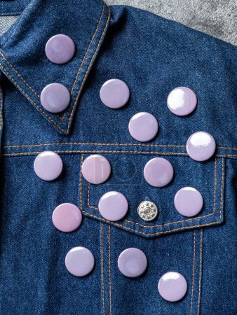 Téléchargez les photos : Badge rond gris bouton sur veste en denim. Insigne sur une veste vue rapprochée. Texture Contexte - en image libre de droit
